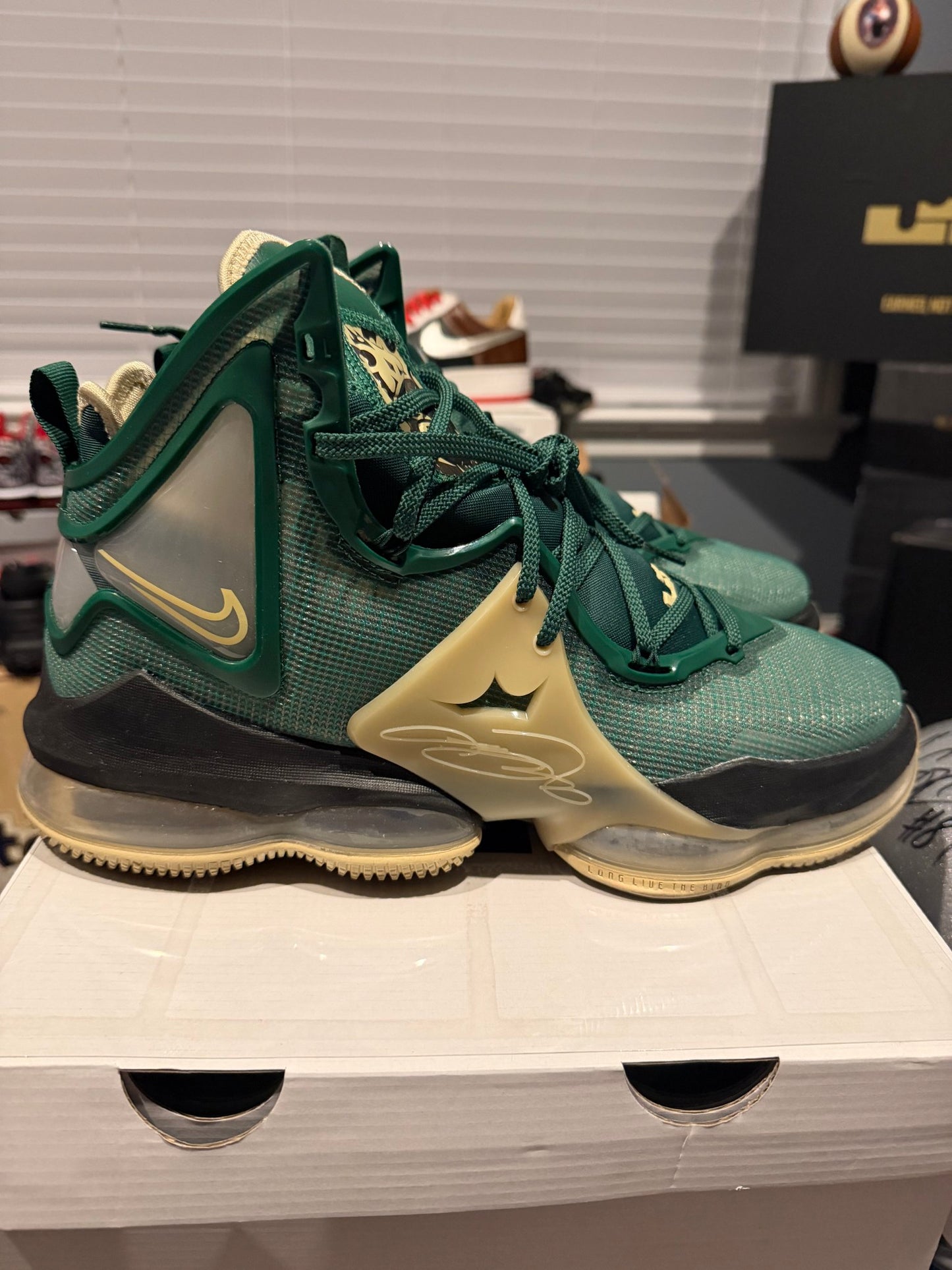 Lebron 19 SVSM Away